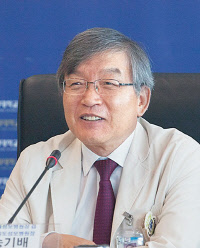 6일 서울 반포동 서울성모병원에서 열린 기자간담회에서 승기배 병원장이 병원 운영 현황을 설명하고 있다.    서울성모병원 제공